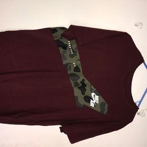 Bergundy Nike t-shirt